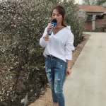 小姐姐请同事们吃饭唱歌,小姐姐盛情款待，同事们共度欢乐时光