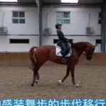戴帽骑马小姐姐,时尚与活力的完美融合